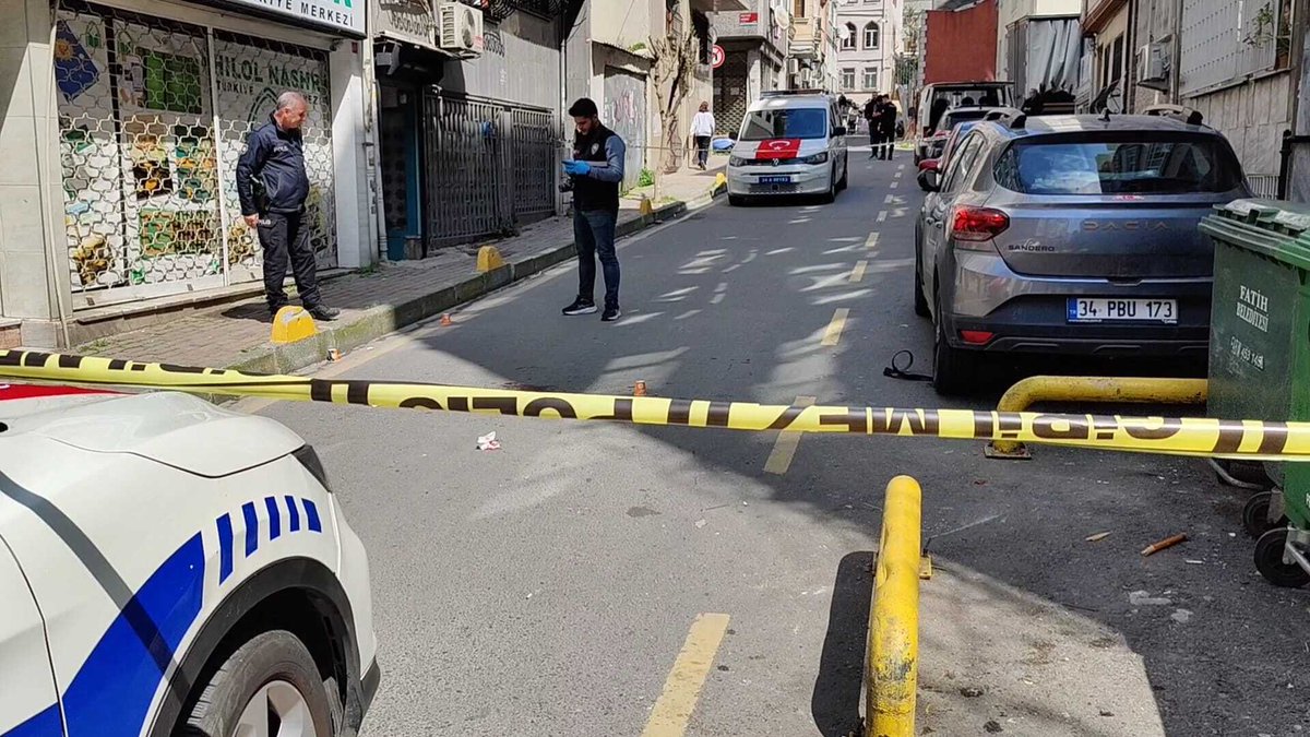 BozkirHaberr's tweet photo. Fatih’te boşanma aşamasındaki bir çiftin yakınları arasında çıkan tartışma silahlı kavgaya dönüştü.

Silah ve bıçağın kullanıldığı olayda 2 kişi yaralandı. Şüpheliler gözaltına alınırken olayla ilgili inceleme sürüyor. https://t.co/PcofAB4AHS
