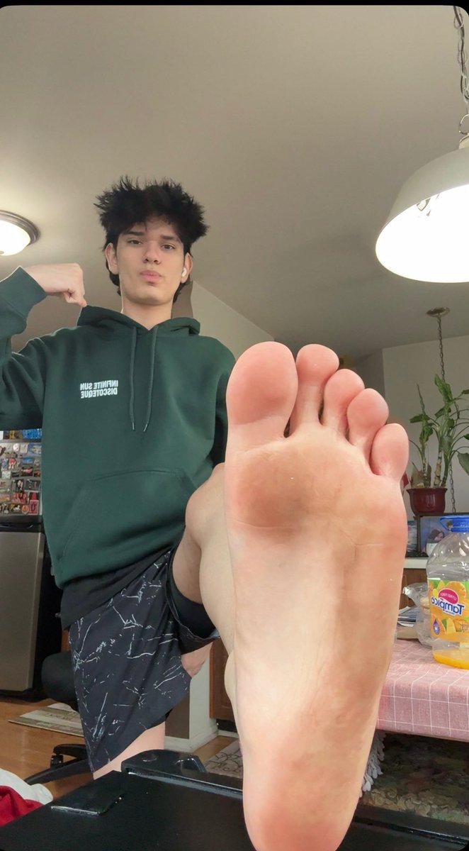 TeenKing0's tweet image. Be a good boy and worship my soles loser 😈

#alphafeet #feet #paypig #DomSoles #findom #malefeet