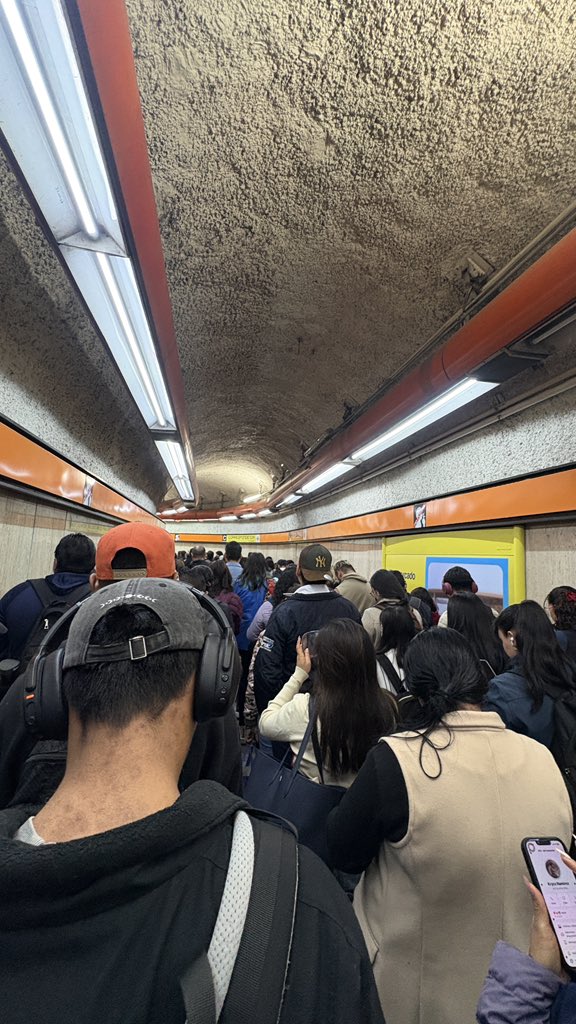 InfoMetroMX's tweet image. 🚨METRO🚨
#ULTIMAHORA
#Linea3,#Linea7,#Linea8 y #Linea9 del #MetroCDMX se encuentran completamente SATURADAS, afluencia muy alta y flujo pésimo de trenes. 
⚠️Tardando hasta 15 min. En poder abordar una unidad ⚠️
#infometromx