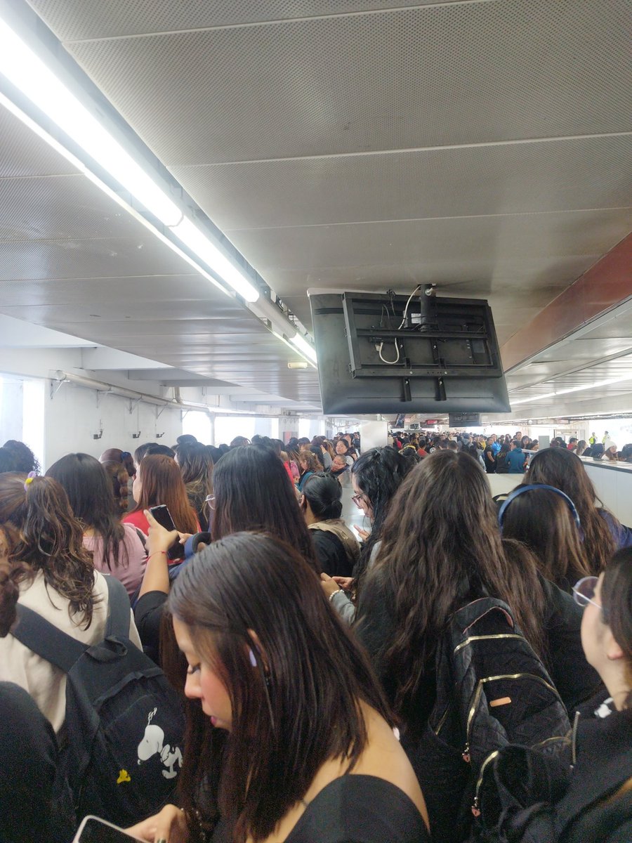 InfoMetroMX's tweet image. 🚨METRO🚨
#ULTIMAHORA
#Linea3,#Linea7,#Linea8 y #Linea9 del #MetroCDMX se encuentran completamente SATURADAS, afluencia muy alta y flujo pésimo de trenes. 
⚠️Tardando hasta 15 min. En poder abordar una unidad ⚠️
#infometromx