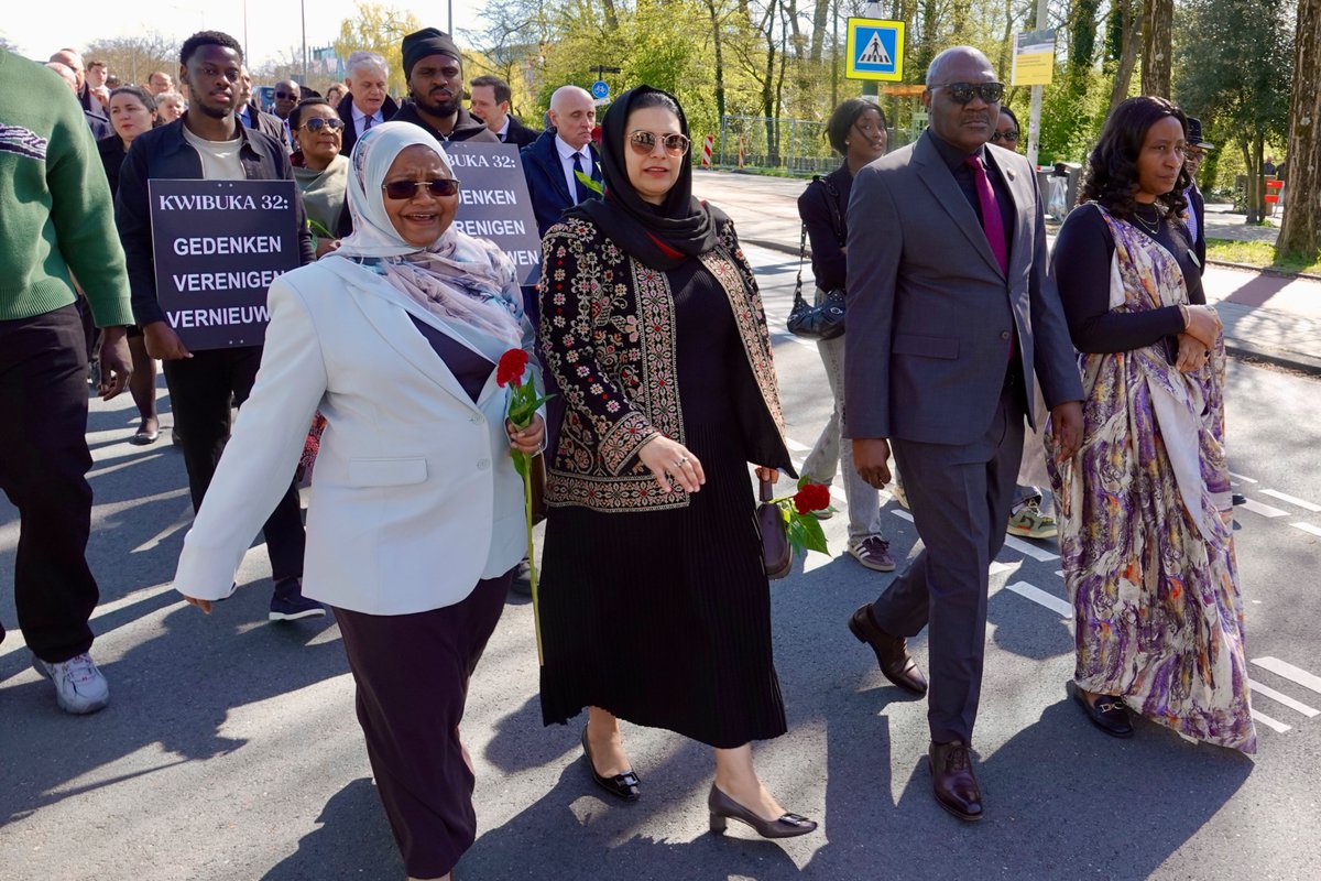 Rwanda_TheHague's tweet image. The Embassy of Rwanda in #TheHague, together with @ibukanederlands, organised a @WalktoRemember1 for the diplomatic community, the Rwandan Community Abroad in NL &amp;amp; BE + friends of Rwanda as part of #Kwibuka32, which ended at the Kwibuka Memorial in the Beatrixpark in Amsterdam.