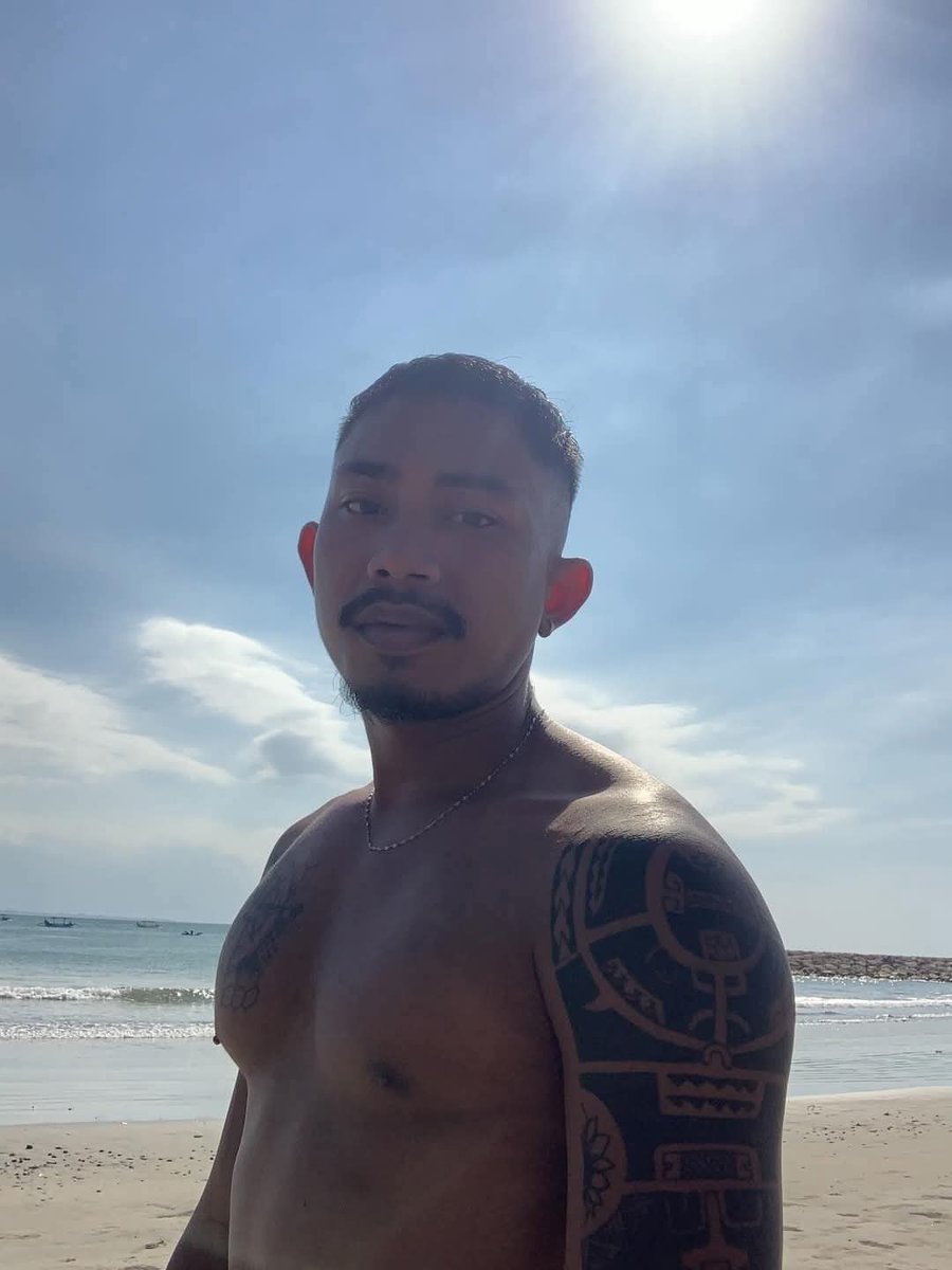 Shirtless Boy ID tweet media