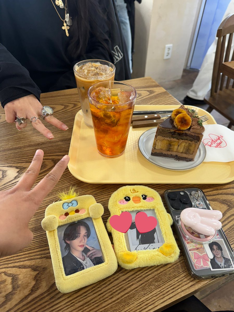 piwonday's tweet photo. finally met @kissesfortheo AAAAAA i had so much fun!! 🥰😆 https://t.co/9nl3CYnieV