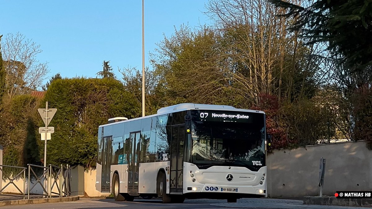 MathiasHb's tweet image. ✅Depuis peu, 2 nouveaux Mercedes-Benz Connecto II LF Hybrid circulent sur le réseau @TCL_reseau ! 

🔍Ces véhicules sont exploités par @transdevFR. Ils arborent actuellement une livrée blanche. 

📸Le n°2522 sur la ligne 97 direction Neuville.

#TCL #Bus #Mobility #Mercedes