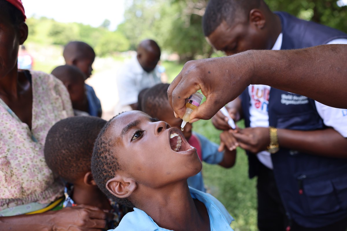 WHOMalawi's tweet image. 🌍On this #WorldHealthDay, we celebrate the power of science in saving lives!  

The 24–27 March 2026 #Polio #vaccination campaign reached 6,223,422 children under 10 across #Malawi—hitting 103% coverage! 

#TogetherForHealth #StandWithScience #VaccinesWork #HealthForAll