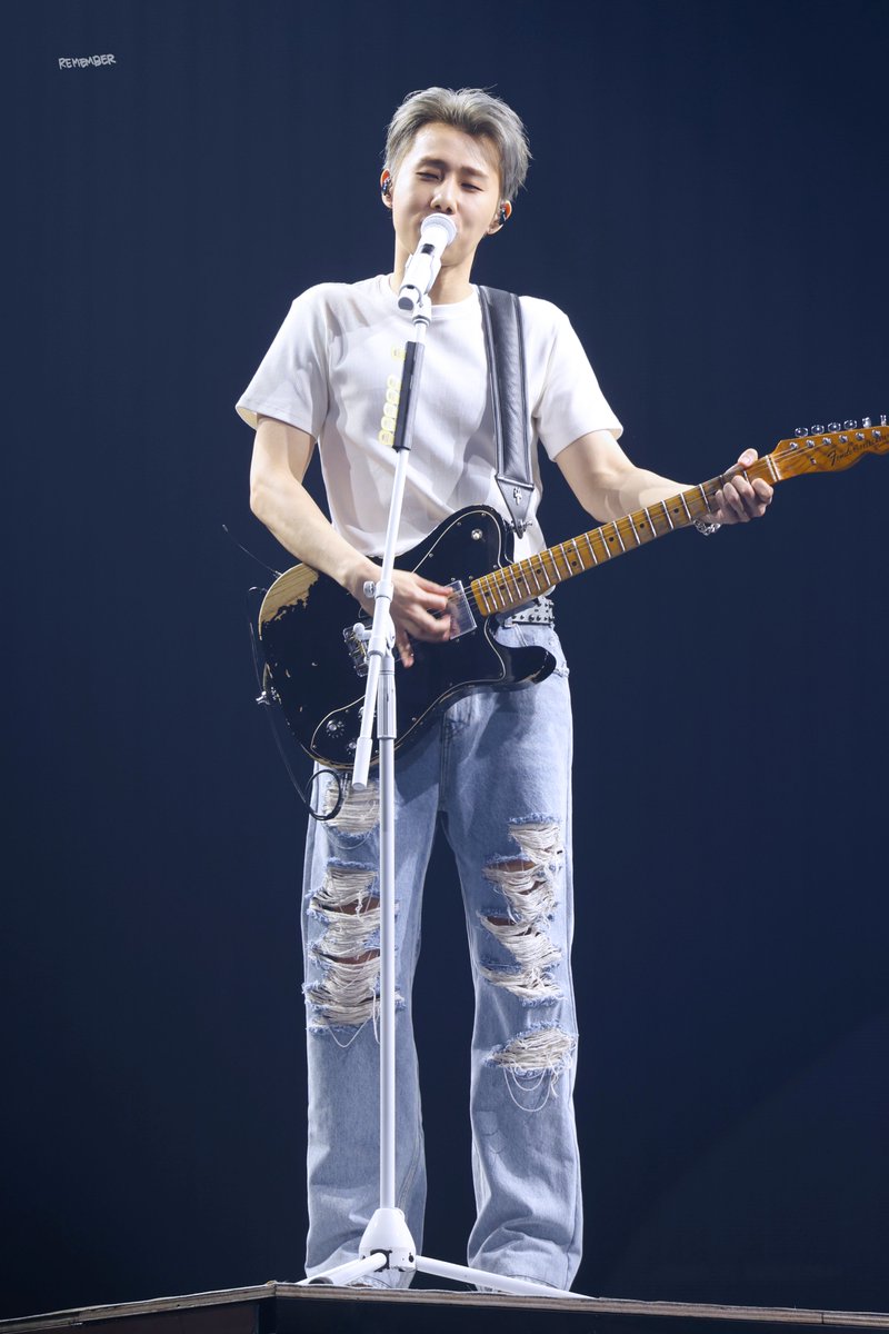 remember0827's tweet photo. 260327 LV4 day1 성규     

기타치는 기럭지 이메다🎸

 #성규 #김성규 #sungkyu #kimsungkyu https://t.co/fcDAnjeT0m