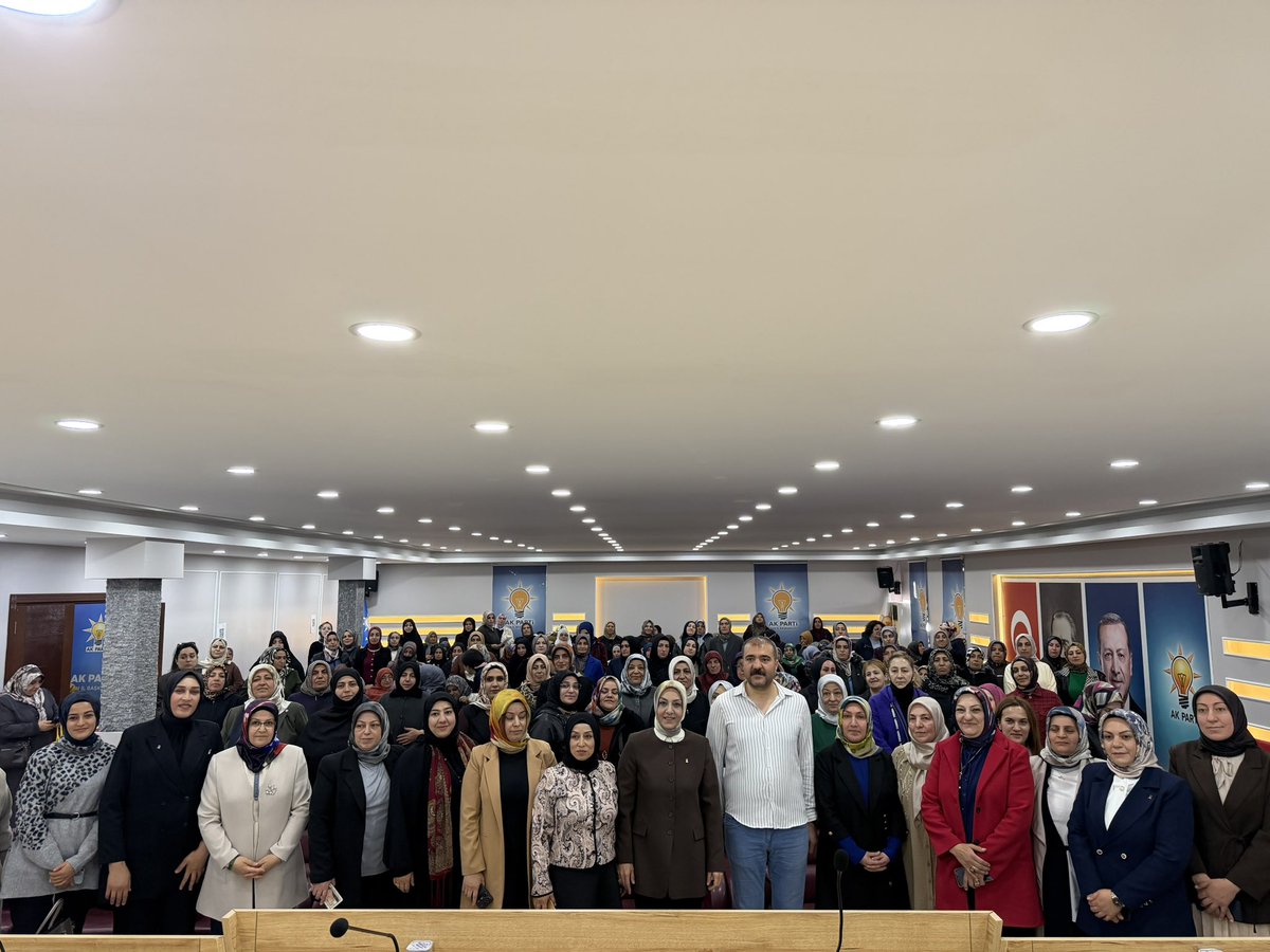 CldrnAkkadinlar's tweet photo. Bilgi teknolojilerinin önemi, insanların kendi yöntemleriyle kendi işlerini geliştirme fırsatı olmasıdır. Bunun yanı sıra insanların yaratıcılık yönünü geliştirir ve daha üretken nesillerin var olması için alt yapı sunar.bu konuda bilgi aktarımı yapan hocamıza teşekür ederiz https://t.co/U8Yayr2nUD