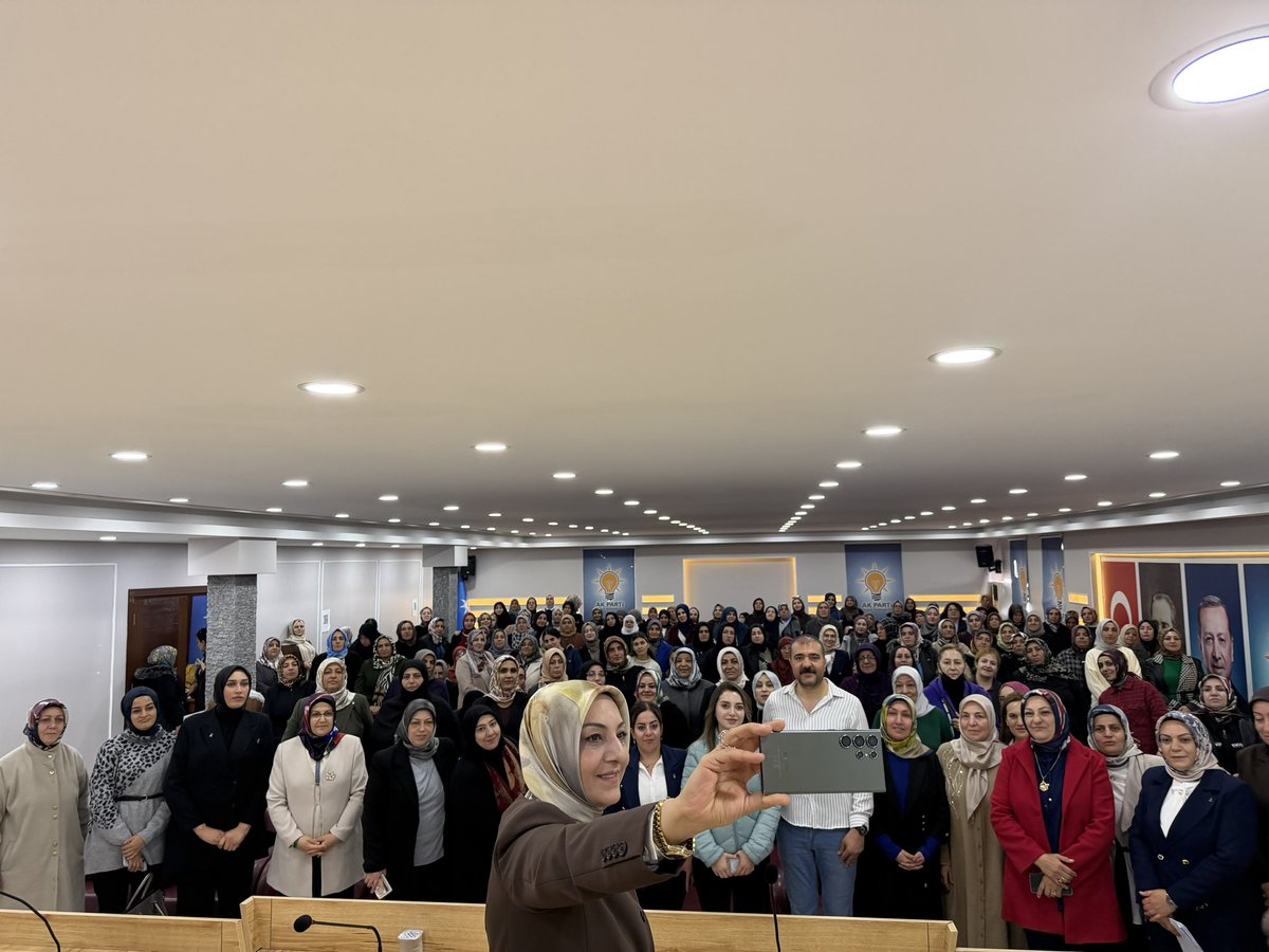 CldrnAkkadinlar's tweet photo. Bilgi teknolojilerinin önemi, insanların kendi yöntemleriyle kendi işlerini geliştirme fırsatı olmasıdır. Bunun yanı sıra insanların yaratıcılık yönünü geliştirir ve daha üretken nesillerin var olması için alt yapı sunar.bu konuda bilgi aktarımı yapan hocamıza teşekür ederiz https://t.co/U8Yayr2nUD