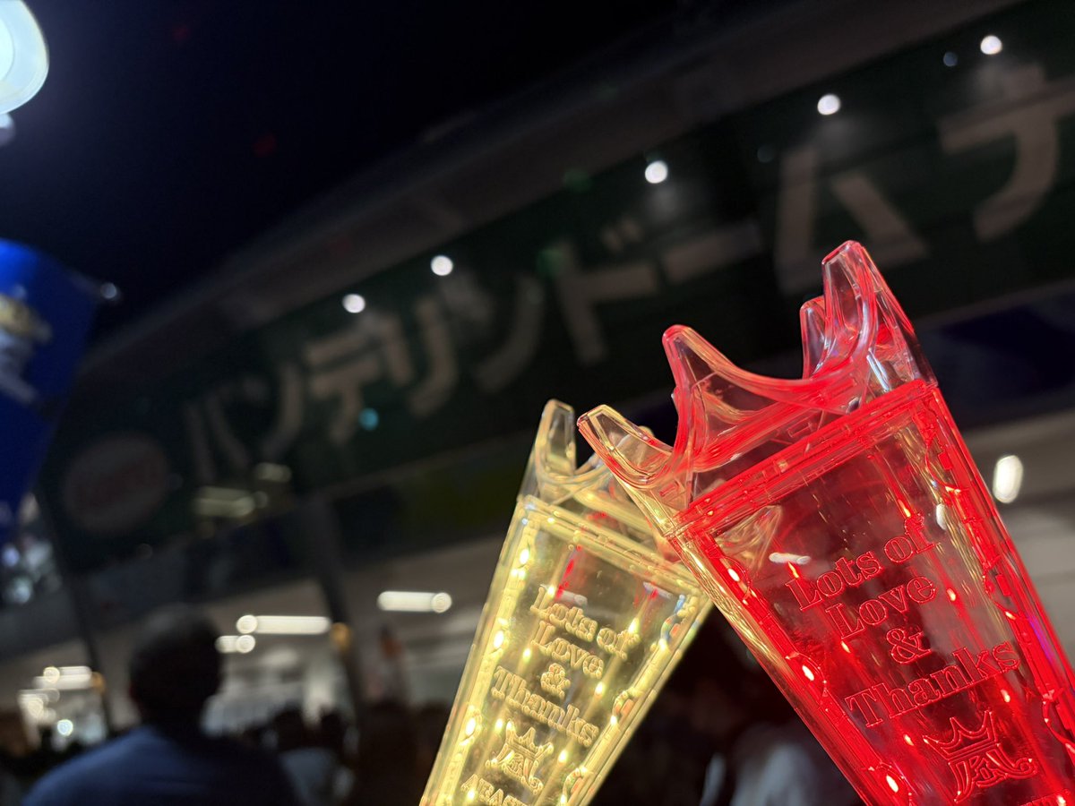 sk_5amnos's tweet photo. 嵐が登場したら2人とも号泣
顔を見合わせて声にならない感情を分かちあいました
最高しか言葉が出てこなくて
楽しんでるのに終わりが近づくたびに涙が出る
ライブを見ながらその時々の思い出を重ねて
5人の空気感、表情、ごあいさつ…新しい思い出を
嵐と一緒に宝箱を開けて、閉じ込められて幸せでした https://t.co/nCI5lN5dZp