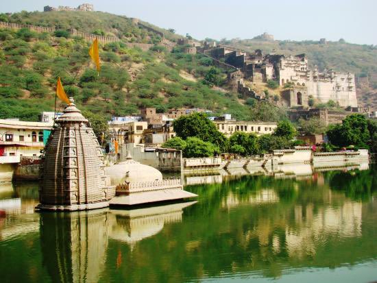 vajrayudha11's tweet image. Varuna temple, Bundi

Bundi has very efficient medieval hydraulic management system centered around this lake and series of step wells