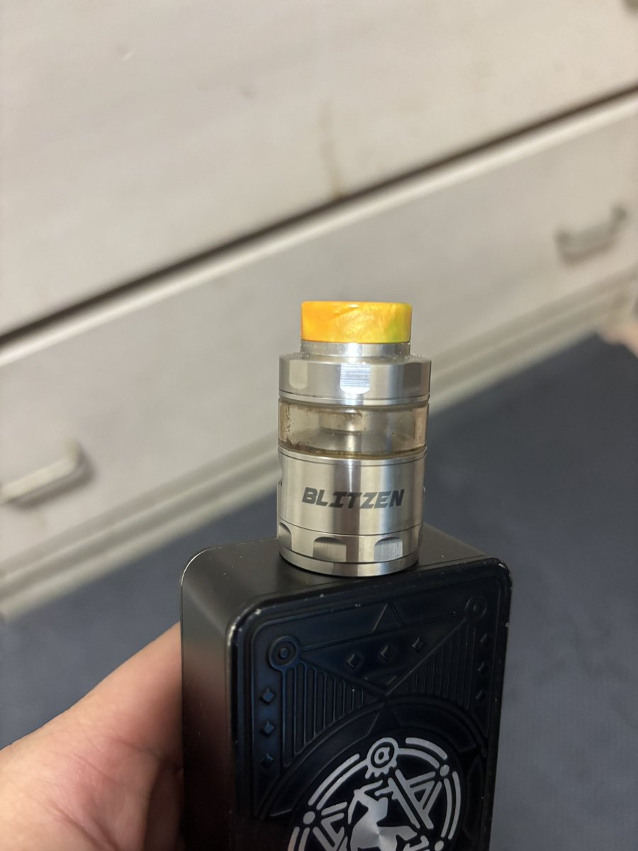 VAPORMISTMORE's tweet photo. 昔からRDAばっかり使ってコットンワーク下手くそなんだけどたまにRTAもカッコいいなって思う

唯一持ってるBLITZEN RTAは良い味出すけどタンク容量が少ないんだよね〜

デドラビのRTA使ってみたいなってずっと思ってる

#vape
#vaporと繋がりたい
#青森
#八戸 https://t.co/CXQHz3wXSt