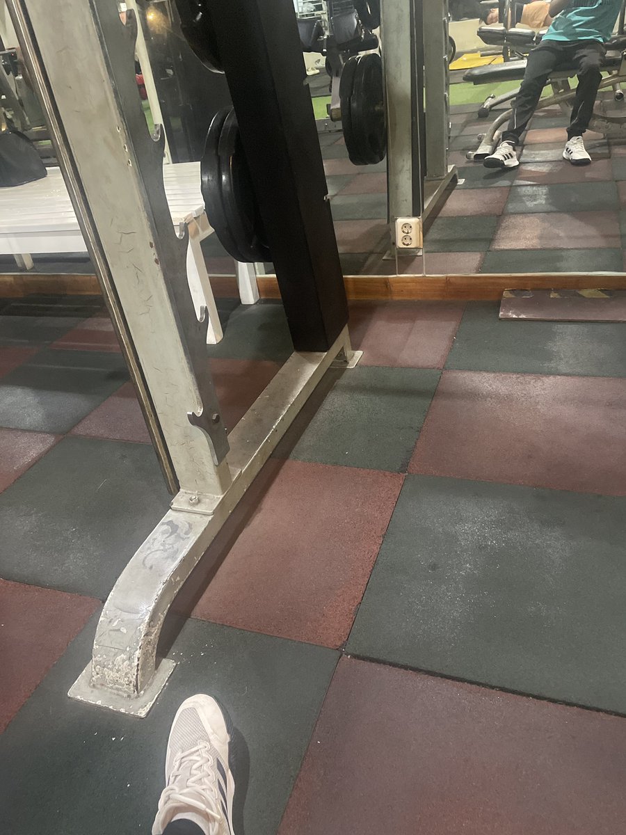 iamDxp's tweet photo. after 4 months skipped, day 1 langsung leg day + besok kelas pagi di lantai 3 👽 https://t.co/79wIXxfki6