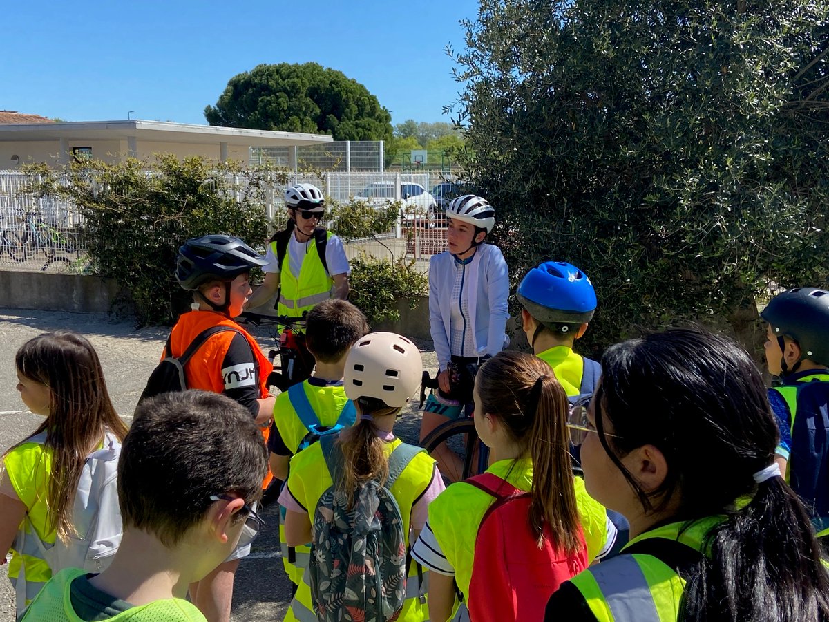 CCBTA30's tweet photo. 🔴 VELO Une trentaine d'enfants de l'école de #Fourques découvrent le patrimoine du village à vélo avec Dorine Mathieu, chargée de mission vélo de la #CCBTA ! 🚲
✅ Infos : https://t.co/MNSlfAkXWi https://t.co/qVSdTzHBhT
