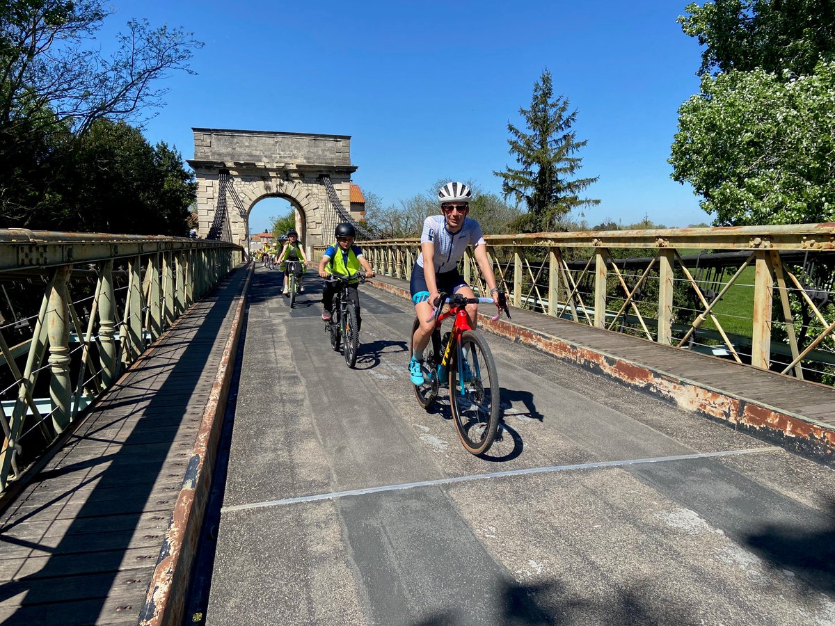 CCBTA30's tweet photo. 🔴 VELO Une trentaine d'enfants de l'école de #Fourques découvrent le patrimoine du village à vélo avec Dorine Mathieu, chargée de mission vélo de la #CCBTA ! 🚲
✅ Infos : https://t.co/MNSlfAkXWi https://t.co/qVSdTzHBhT