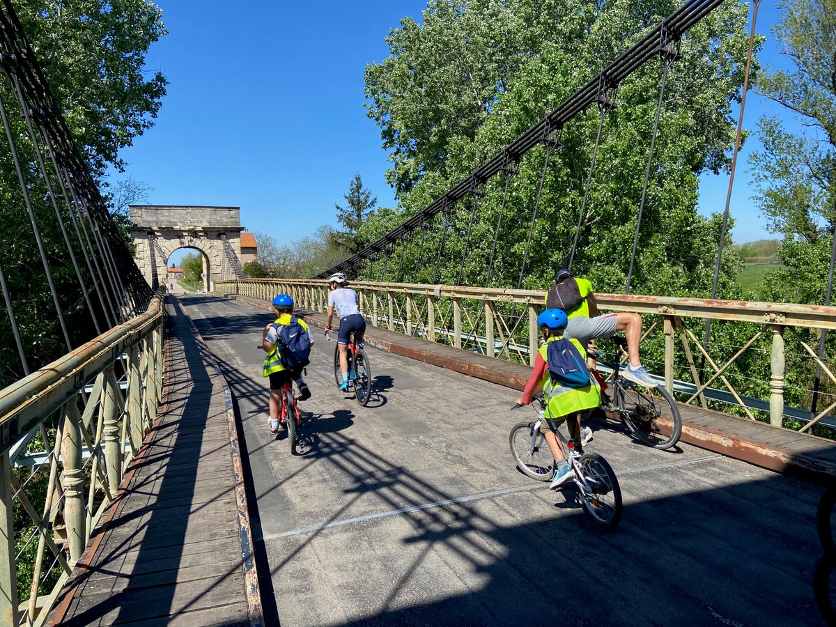 CCBTA30's tweet photo. 🔴 VELO Une trentaine d'enfants de l'école de #Fourques découvrent le patrimoine du village à vélo avec Dorine Mathieu, chargée de mission vélo de la #CCBTA ! 🚲
✅ Infos : https://t.co/MNSlfAkXWi https://t.co/qVSdTzHBhT