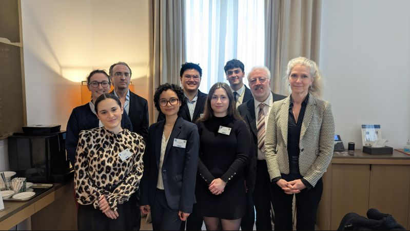 CMAP_Med_Arb's tweet image. ⚖️#CONCOURS | La finale a commencé !
 
Les équipes de CAPAVOCAT et de l’Université de Lorraine s'affrontent au sein des locaux de notre cabinet partenaire Latham &amp;amp; Watkins.

#médiation #médiationcommerciale #modealternatifs #mard #droit #cmap