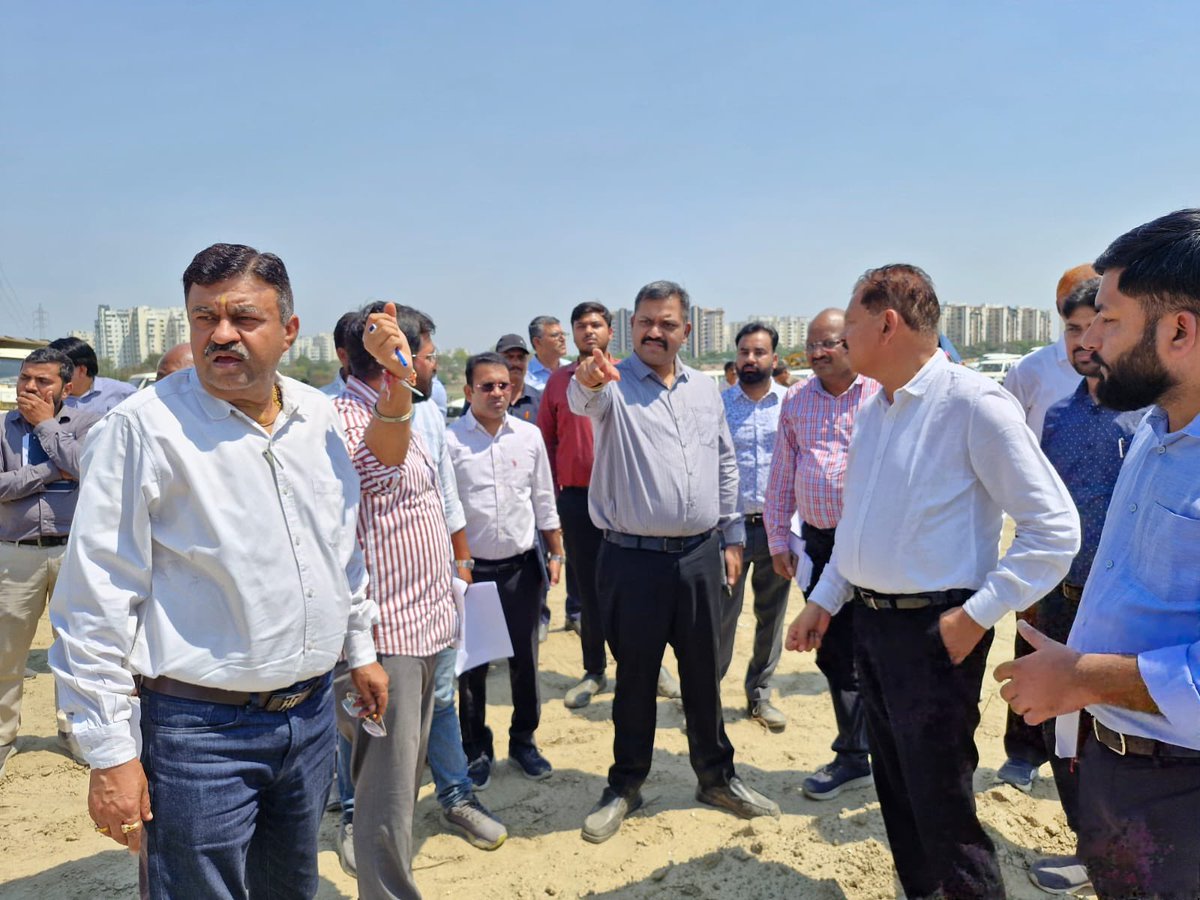 LkoDevAuthority's tweet photo. 👉पिपराघाट से शहीद पथ के मध्य आकार ले रहा ग्रीन कॉरिडोर अब सुल्तानपुर रोड से भी कनेक्ट होगा। इसके लिए आर्मी लैंड से मरी माता मंदिर तक 4-लेन सड़क बनायी जाएगी। इससे गोमती नगर विस्तार से अर्जुनगंज की ओर जाना आसान होगा और लगभग 10 लाख की आबादी को सीधा लाभ मिलेगा। 

👉लखनऊ विकास प्राधिकरण के उपाध्यक्ष प्रथमेश कुमार ने स्थलीय निरीक्षण कर 4-लेन सड़क का कार्य शीघ्र शुरू कराने के निर्देश दिए।

👉ग्रीन कॉरिडोर से सुल्तानपुर रोड के मध्य नया रूट बनने से पुलिस मुख्यालय, ओमैक्स, इमार टाउनशिप समेत गोमती नगर विस्तार से अर्जुनगंज की ओर जाना आसान होगा और बड़ी संख्या में लोग लाभन्वित होंगे। 

#GreenCorridor #LDA #Pipraghat #LucknowDevelopmentAuthority #SultanpurRoad @LucknowDivision