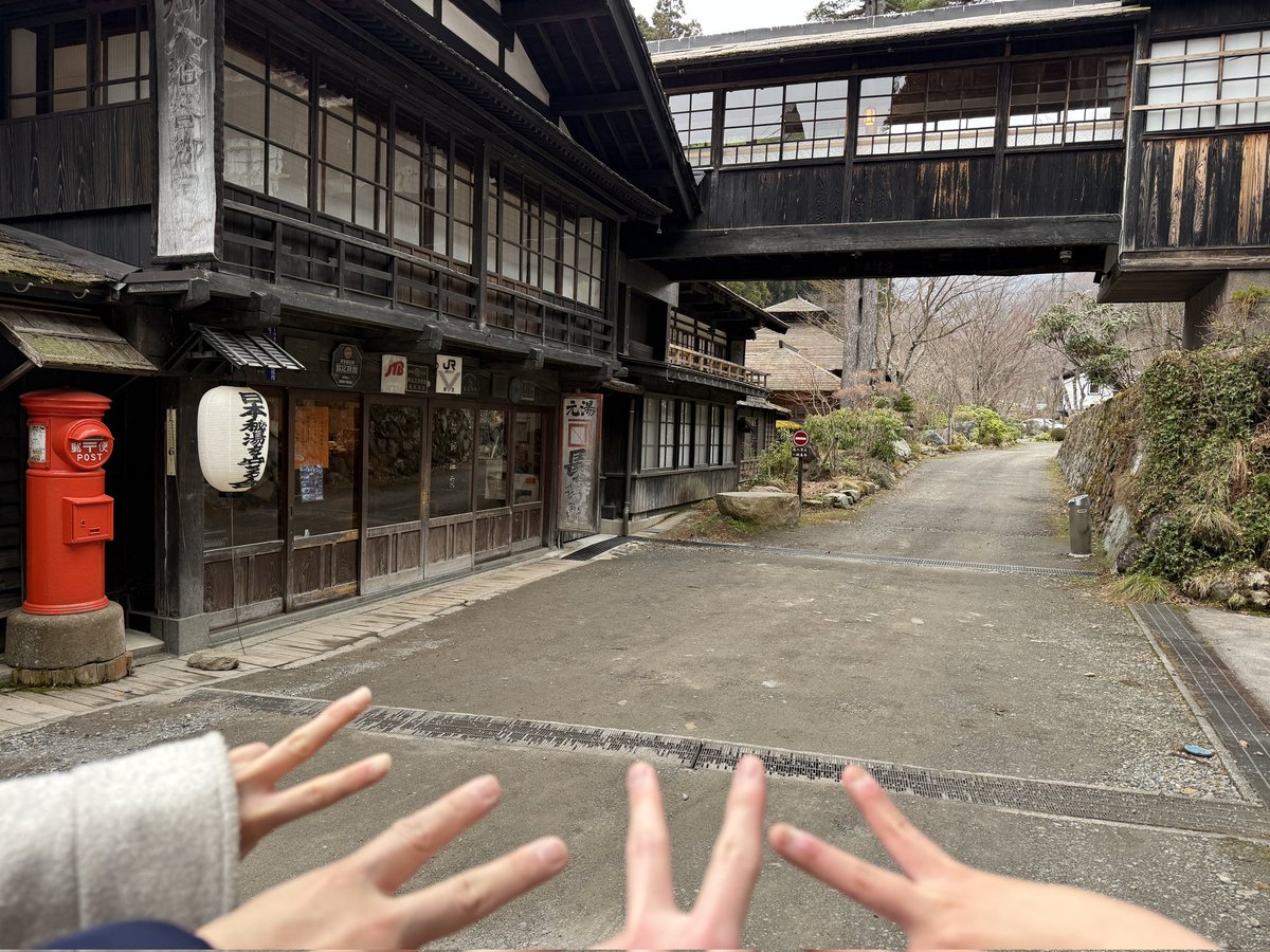 pun586743's tweet photo. 彼女との混浴温泉②

群馬県　長寿館

@hupcouple21 さん
と待ち合わせして入浴⋯

男女別の脱衣所に分かれ先に入浴⋯

すでにたくさんの男性客が入浴中で、
女性側の出入り口に視線を送る中

身体をスポーツタオル１枚で
隠しながら入場する彼女たち

後ろはしっかり視られたはず
楽しい入浴でした https://t.co/mhhgveHZO0