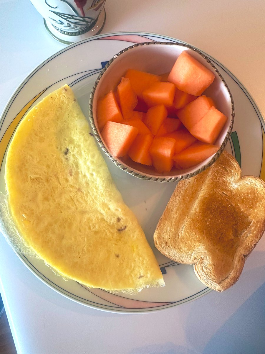 free_style_chef's tweet image. Melon in the context of breakfast is looking even more vibrant. 

There’s also pepper jack cheese omelets and buttered toast. 

#brekkie #fruits #eggs
