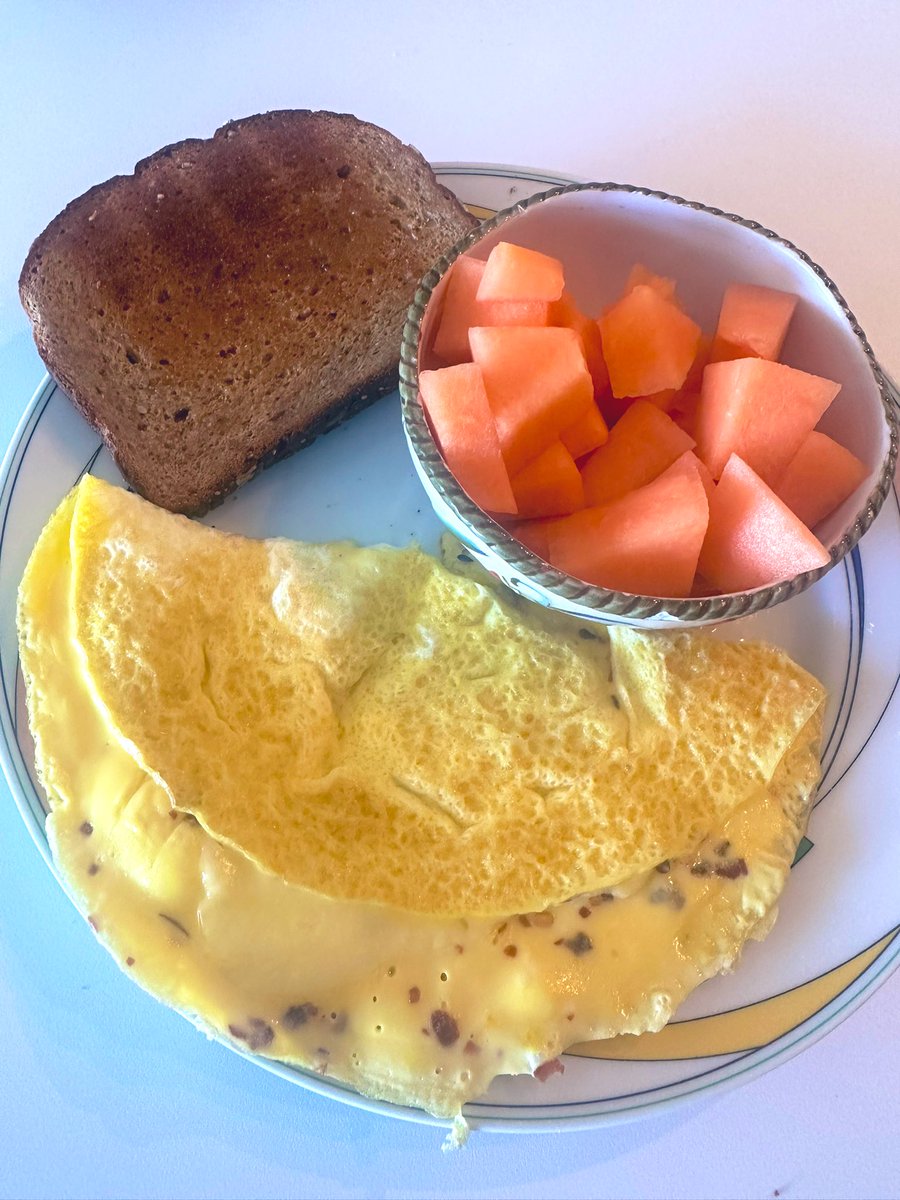 free_style_chef's tweet image. Melon in the context of breakfast is looking even more vibrant. 

There’s also pepper jack cheese omelets and buttered toast. 

#brekkie #fruits #eggs