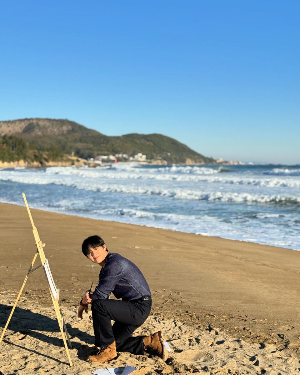 hyunsikdaily's tweet photo. Sea, sky, and Hyunsik🥹🫠🫠
The world’s beauty, all at once🫠🫠🫠

#LIMHYUNSIK #임현식 #BTOB #비투비
@BTOB_IMHYUNSIK https://t.co/Av4A8MvvRk