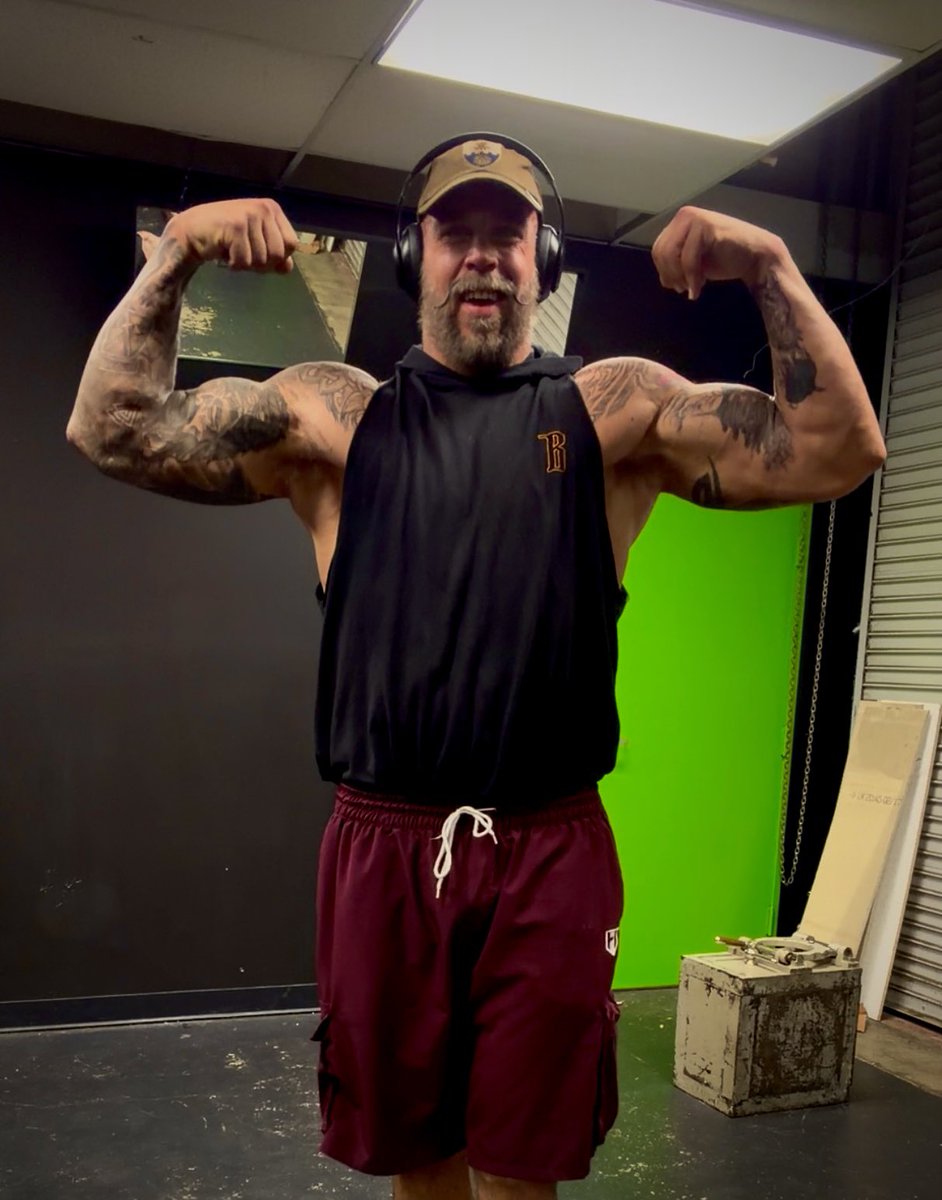 recon10th's tweet image. No bad days when you start with a great lift. Might be switching to @barbarianfitco tank instead of the hooded one soon, gyms a little warmer now. Though it will be hard to change my style haha