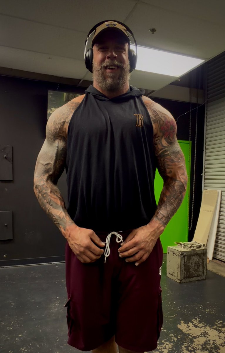 recon10th's tweet image. No bad days when you start with a great lift. Might be switching to @barbarianfitco tank instead of the hooded one soon, gyms a little warmer now. Though it will be hard to change my style haha