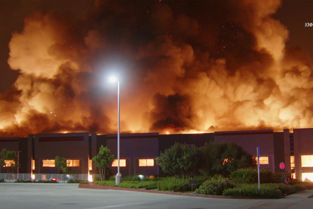 nypost's tweet image. Massive blaze sends firefighters fleeing - before they make shock discovery trib.al/isIDTIY