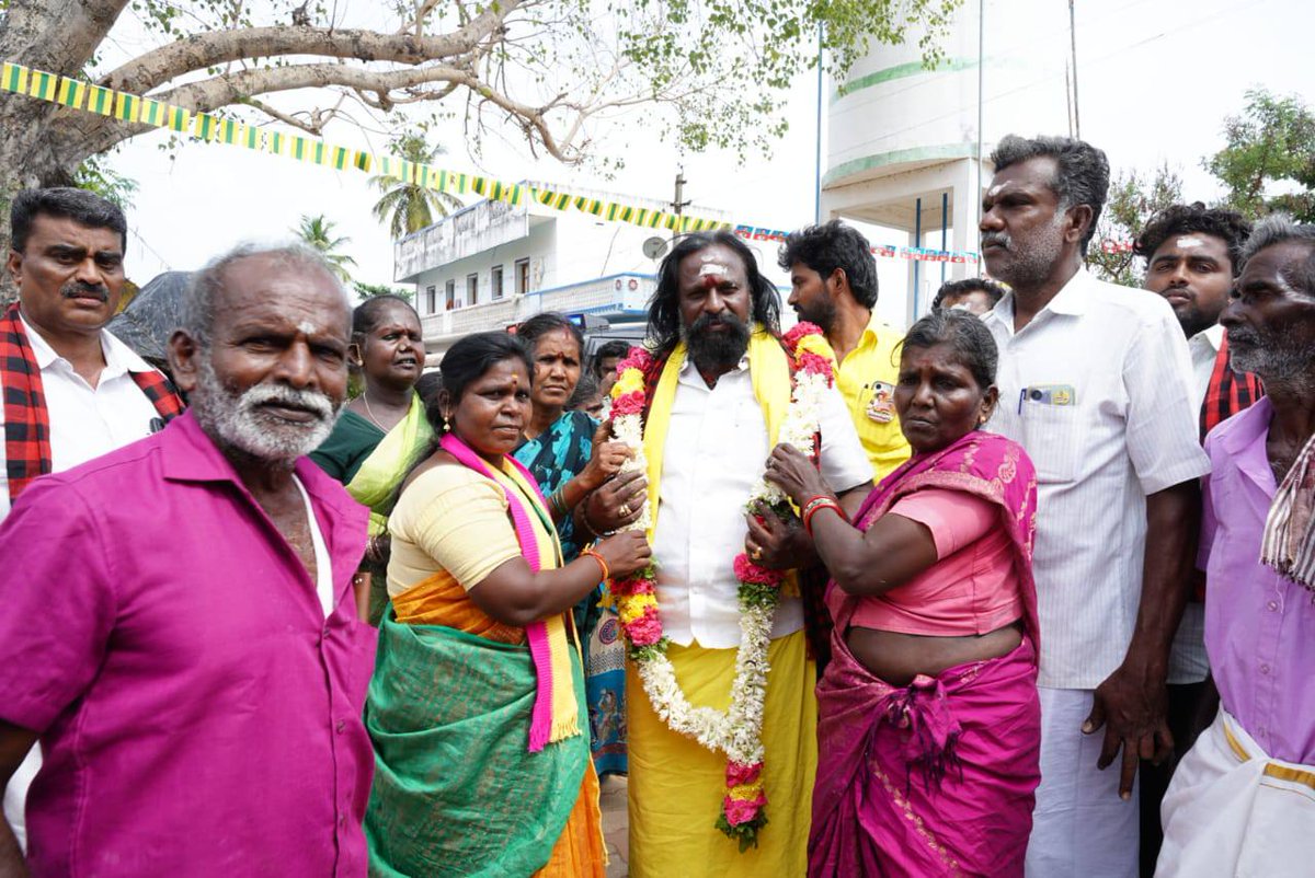 KKSelvakumaroff's tweet photo. மக்களே நம் பலம்! மாற்றமே நம் இலக்கு!

இன்று 07.04.2026,செவ்வாய்க்கிழமை - @arivalayam  மதசார்பற்ற முற்போக்கு கூட்டணியின், மாண்புமிகு தமிழக முதல்வர் @mkstalin  பேராதரவு பெற்ற, நத்தம் சட்டமன்ற தொகுதி வேட்பாளராகிய நான், நமது நத்தம் ஊராட்சி ஒன்றியத்திற்குட்பட்ட 45-க்கும் மேற்பட்ட குக்கிராமங்களில் பயணம் மேற்கொண்டு மக்களைச் சந்தித்தேன்.

செல்லுமிடமெல்லாம் தாய்மார்கள் எடுத்த ஆரத்தி, பெரியவர்களின் ஆசி, இளைஞர்களின் எழுச்சிமிகு வரவேற்பு என நத்தம் தொகுதி முழுவதும் உதயசூரியன் ஒளியால் நிறைந்திருக்கிறது.

"வெற்று வாக்குறுதிகள் அல்ல... உங்கள் வீட்டுப் பிள்ளையாக, உங்கள் முன்னேற்றத்திற்காக உழைக்கக் காத்திருக்கிறேன்!"

மறக்க முடியாத வரவேற்பளித்த எனது இரத்தத்தின் ரத்தமான உறவுகளுக்கு நெஞ்சார்ந்த நன்றிகள்!

நத்தம் தொகுதியின் வளர்ச்சிக்காகவும், தமிழகத்தின் விடியலுக்காகவும் உங்களின் பொன்னான வாக்குகளை உதயசூரியன் சின்னத்தில் அளித்து பெருவெற்றி பெறச் செய்திட அன்புடன் வேண்டுகிறேன்!....
#வெல்வோம்_ஒன்றாக
