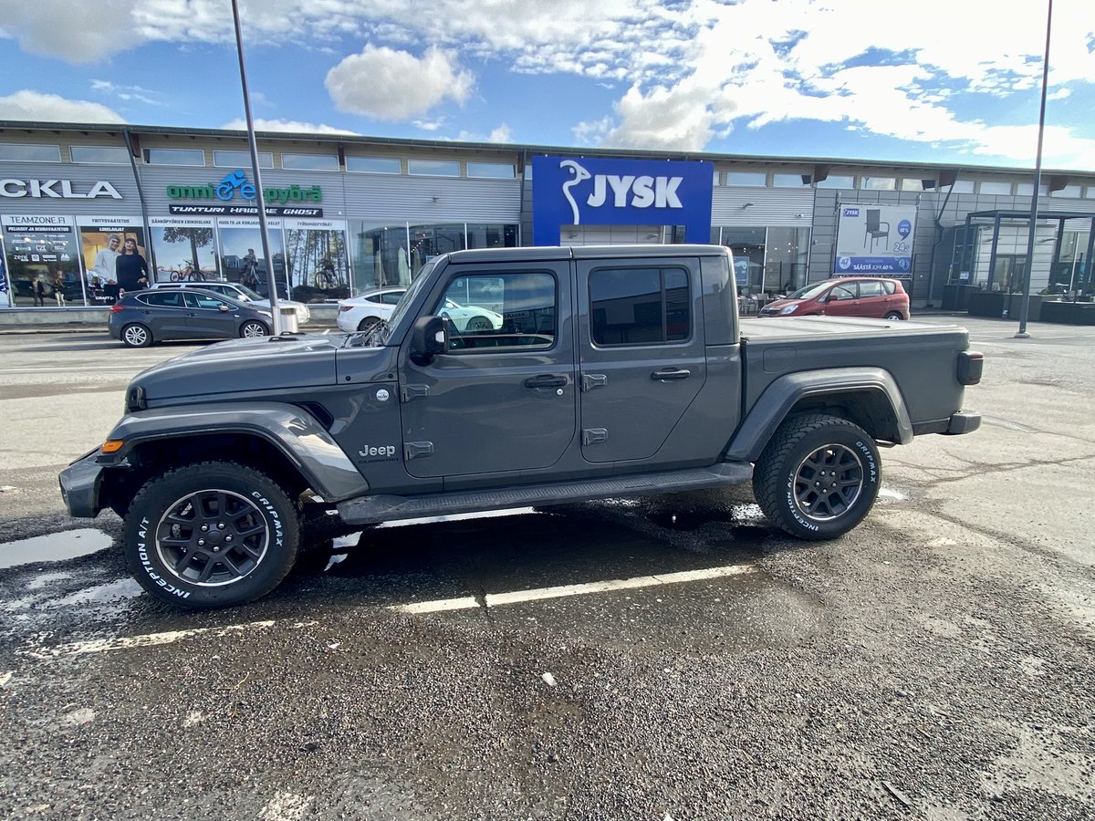 Truckergirl10's tweet image. Omg I'm in heaven 🙂 First time ever for me to see a real Jeep Gladiator live. Would someone pinch me please, not sure am I dreaming 😂🙂😂 
#Jeep