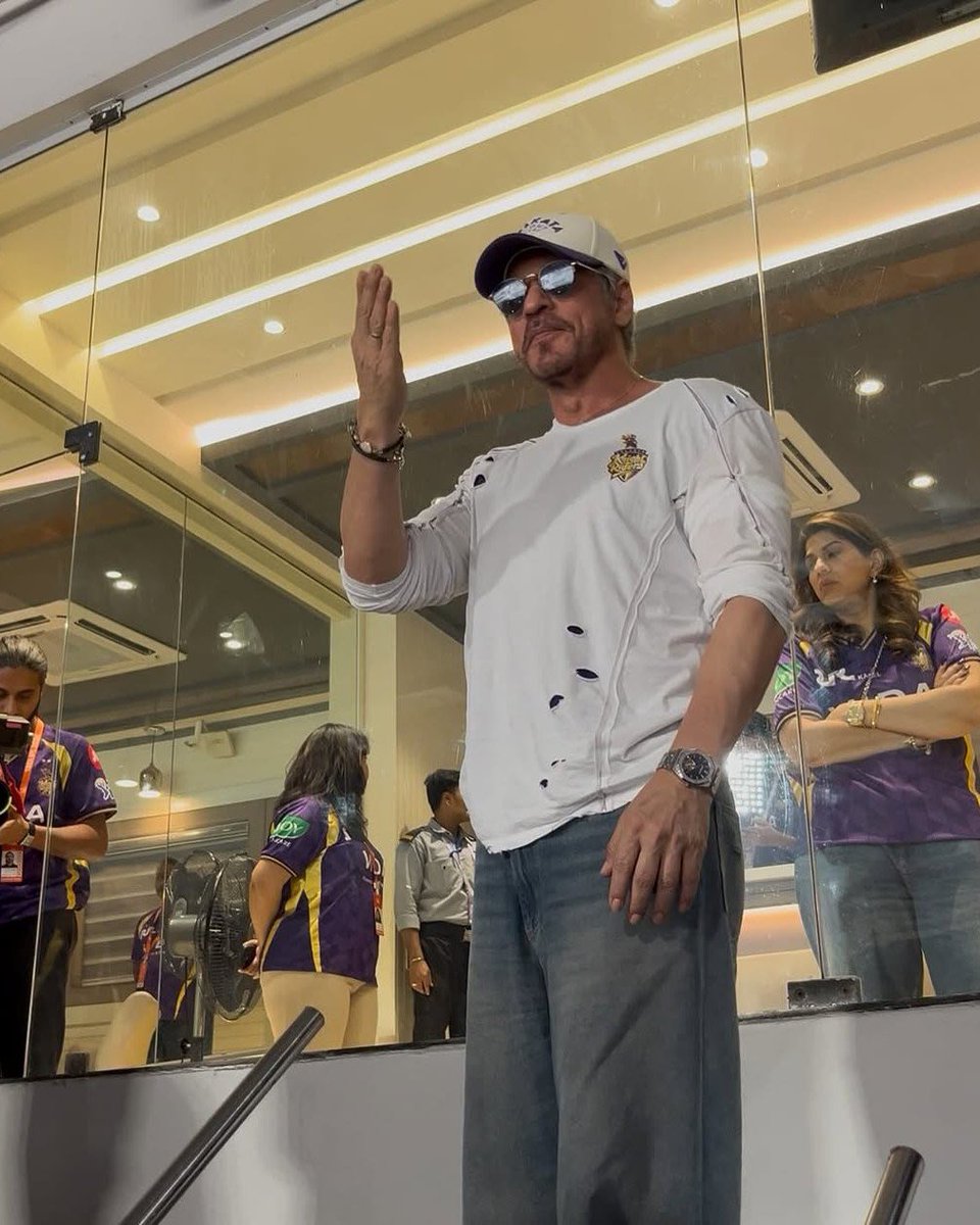 IIFA's tweet image. Eden Gardens witnessed a moment! Shah Rukh Khan’s salt &amp;amp; pepper look stole the show and Suhana Khan lit up the stands with her charm 😍

#IIFA #Bollywood #ShahRukhKhan #SuhanaKhan