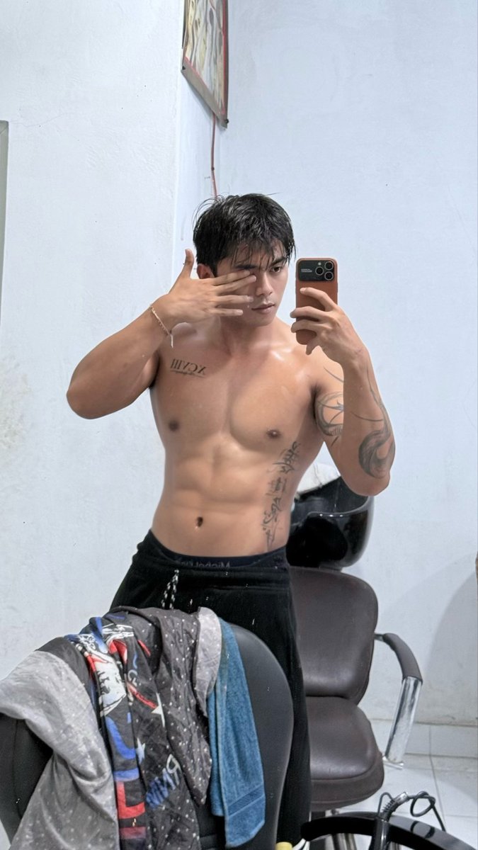 URDADDYISHERE tweet media