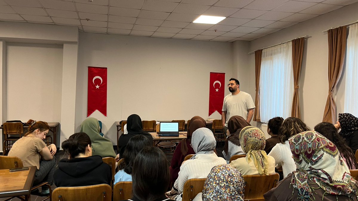 KarabukKYGM's tweet photo. 📍 Kâtip Çelebi Yurdu 
Yurt psikologumuz tarafından Kendini Tanıma eğitimi verilmiştir. https://t.co/csVKynrhuu