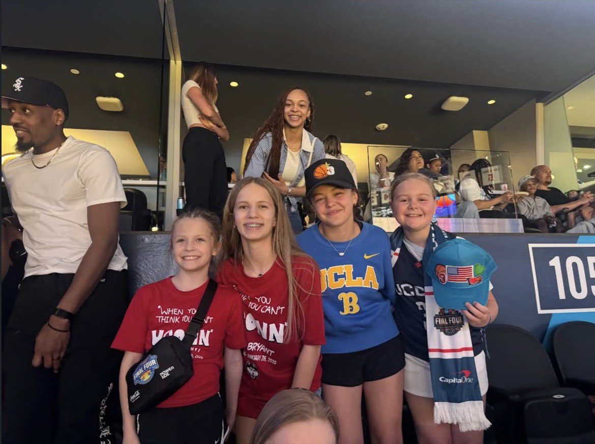 Hannah Hidalgo with Diana Taurasi and fans this past week at the final four in phoenix. 💚