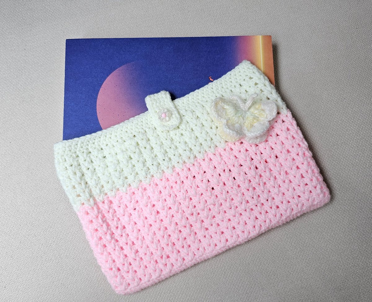 เธรดรวมน้องๆพร้อมส่ง 
รอบหลังงานหนังสือค่ะ 📖

🍓 กระเป๋าใส่หนังสือสตรอวเบอรรี่  
      450 บาท มี 2 ใบค่ะ

🎀 กระเป๋าใส่หนังสือผีเสื้อชมพู 
      390 บาท มี 1 ใบค่ะ

📦 จัดส่ง 50 บาท รวมได้ทุกชิ้น
สนใจเมนชั่น / DM ได้เลยค่ะ