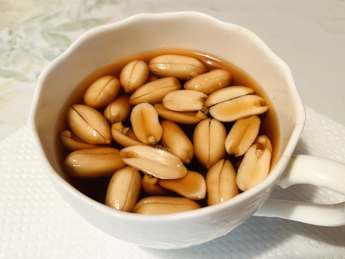 リビア料理　ピーナツ紅茶

激甘の紅茶にピーナツを入れるだけ！
話題のピーナツコーラの紅茶版だ！！

いろいろ調べたが現地名はなく、Shahi al-Alla という茶会において3杯目の紅茶にピーナツまたはアーモンドを入れるらしい

簡単でうまい
砂糖たっぷりたっぷり入れたほうが美味