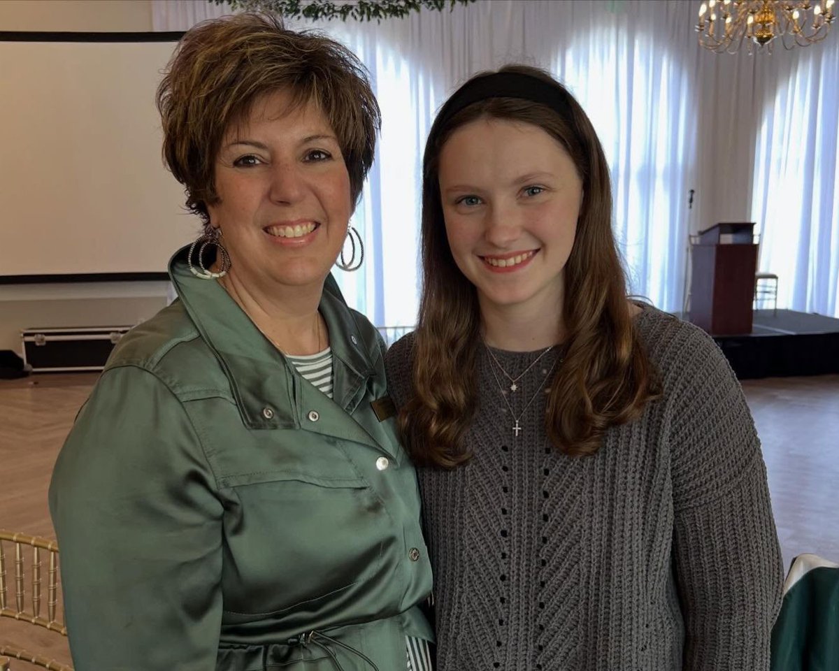 stvmirish's tweet image. A powerful moment for our STVM community! ✨☘️
Bella Incorvia VM26 shared her faith journey at the First Friday Club of Greater Akron, inspiring us with her courage and showing the strength of community and faith in action. 🙏

#STVM #STVMFamily #MarianistEducation