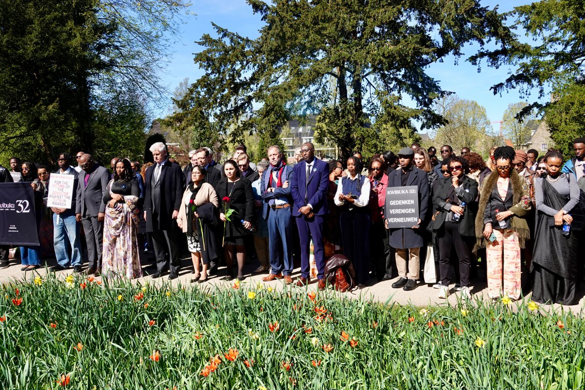 Rwanda_TheHague's tweet image. Guests at today's #Kwibuka32 commemoration at the  Kwibuka memorial in the Beatrix Park in #Amsterdam #Netherlands are observing a moment of silence to remember victims of the 1994 Genocide against the Tutsi in #Rwanda.