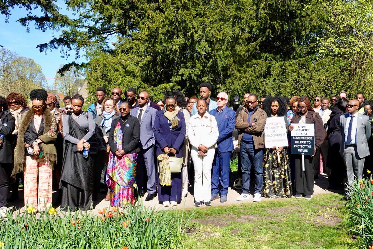 Rwanda_TheHague's tweet image. Guests at today's #Kwibuka32 commemoration at the  Kwibuka memorial in the Beatrix Park in #Amsterdam #Netherlands are observing a moment of silence to remember victims of the 1994 Genocide against the Tutsi in #Rwanda.