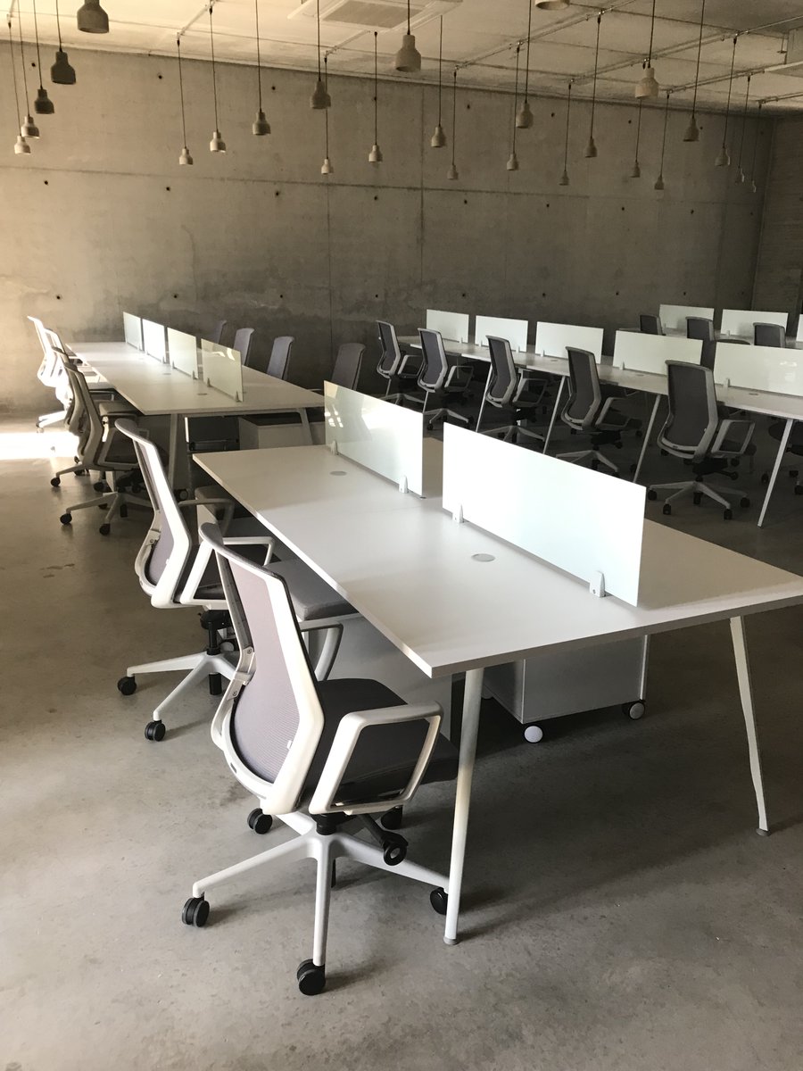 Los operativos Verona están diseñados para crear espacios eficientes, organizados y con un estilo contemporáneo que se adapta a cualquier entorno laboral. Su equilibrio entre diseño y resistencia los convierte en la solución ideal para el trabajo diario. 💼🪑
#mobiliariodeoficina