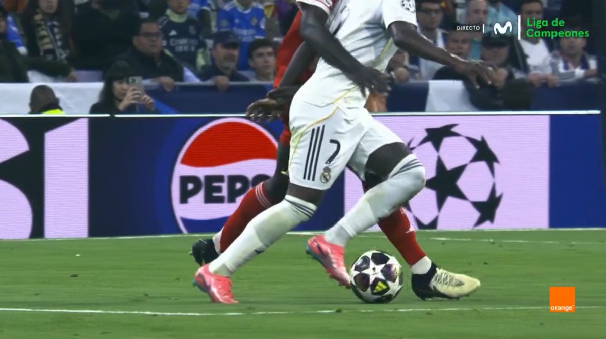 ArchivoVAR's tweet image. ⁉️💥 ¿Hay penalti de Upamecano sobre Vinicius?

✅ 𝗡𝗢.

👉🏻 El central francés toca muy ligeramente al brasileño que, tras sentir el contacto, se deja caer.

▪️ Michael Oliver, muy cerca de la acción, perdonó la tarjeta amarilla a Vinicius.