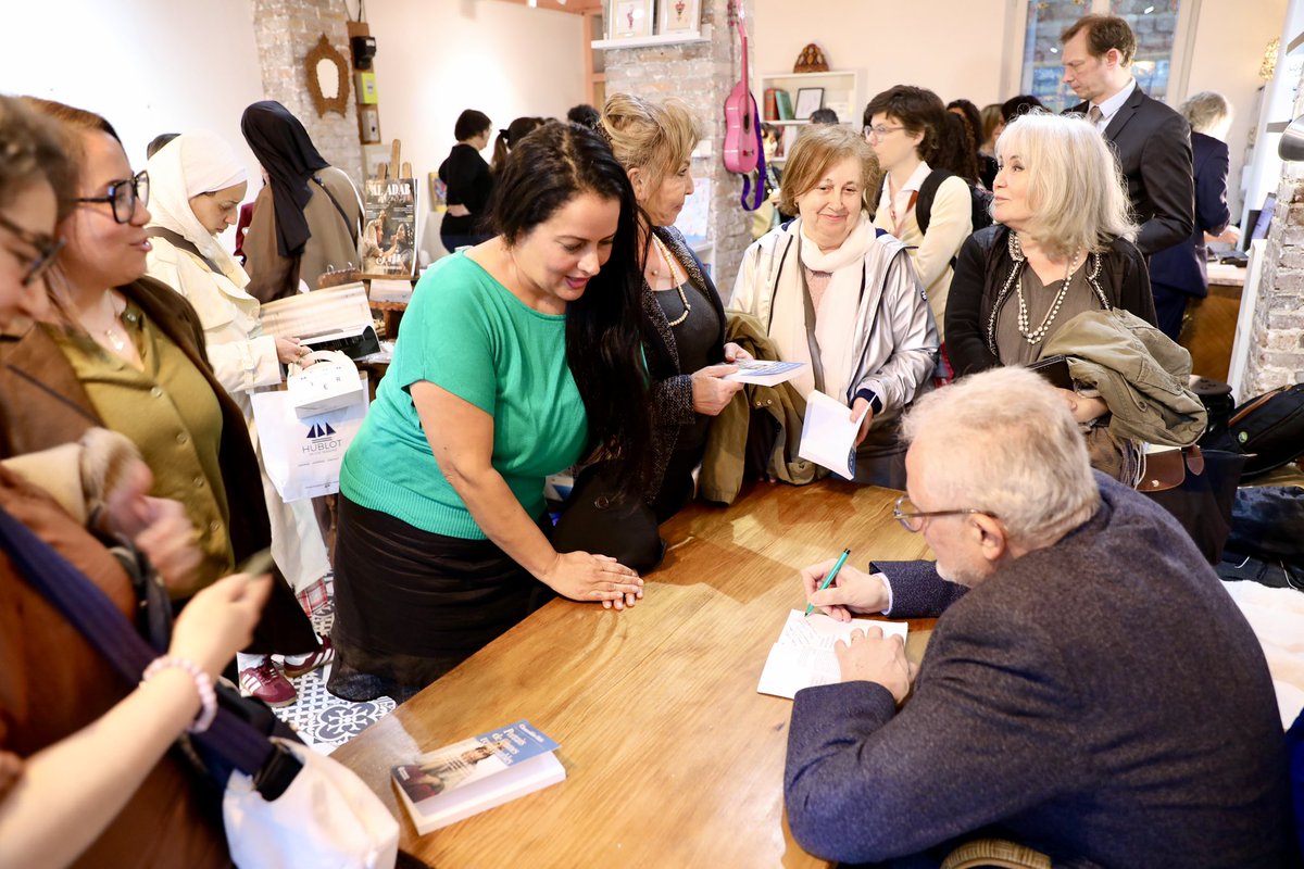 mosqueedeparis's tweet image. Le recteur @ChemsHafiz avait le plaisir d’être accueilli ce soir par la belle librairie Aïcha du 13e arrondissement, pour présenter son #livre ‘Les héroïnes de l’islam, portraits de femmes remarquables’ (éd. Frémeaux &amp;amp; associés), qui déconstruit de nombreux préjugés et met en