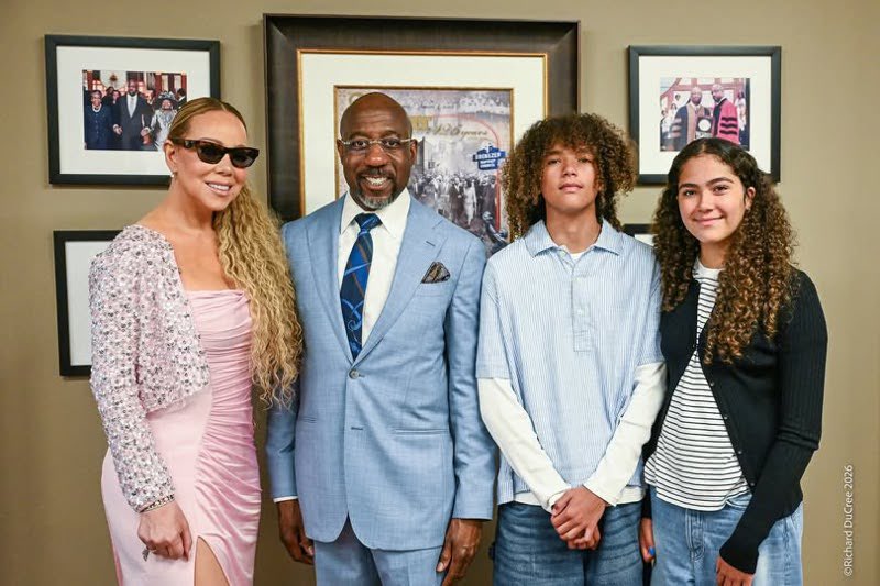 MariahNow's tweet image. 📸 Mariah Carey com Moroccan e Monroe na histórica Igreja Batista Ebenezer, em Atlanta, ao lado do Rev. Sen. Warnock 🙏🏽✨  

Um encontro de fé, família e significado 💫  

#MariahCarey #Atlanta #Família #Inspiração