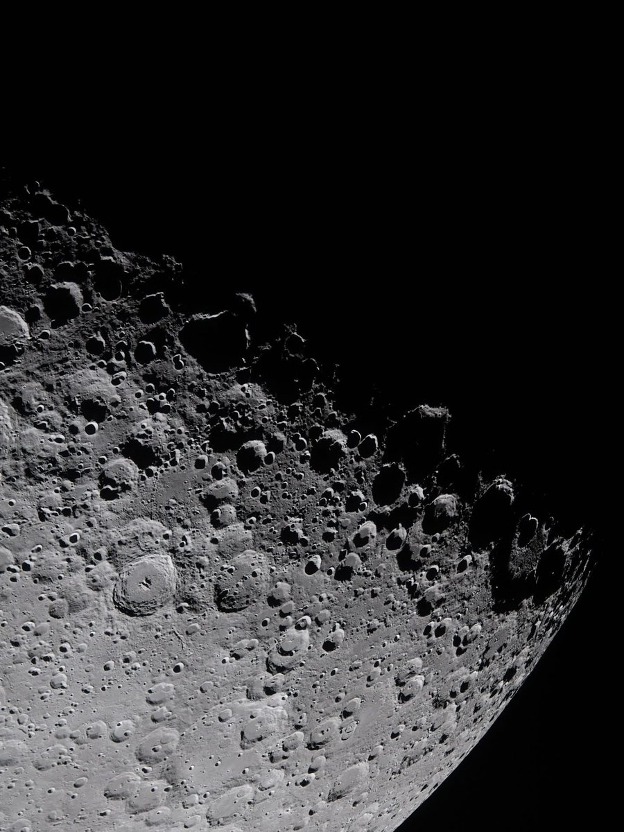 EnsedeCiencia's tweet photo. 🔴 La NASA publicó hoy las primeras fotos oficiales tomadas por los astronautas de Artemis II durante su vuelo alrededor de la Luna. https://t.co/zleKeXO0df