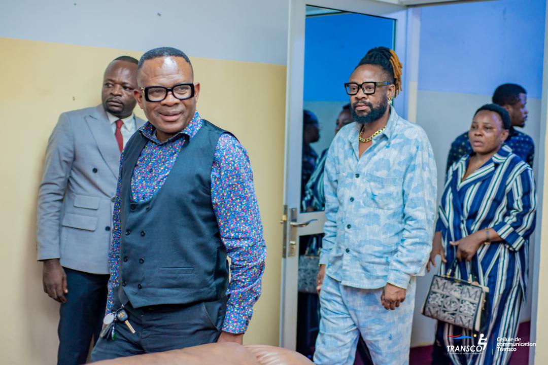 LumuangaS's tweet photo. Le DG @CKilubu a eu une séance de travail avec  les responsables de #HUAWAI, #EQUITYBCDC et les comédiens ce mardi 07 avril.
ces échanges vise la modernisat intégrale de la gestion des Bus,incluant la billeterie électronique,la gestion du Parc Automobile ainsi q la géolocalisat https://t.co/OnU3J9aBON