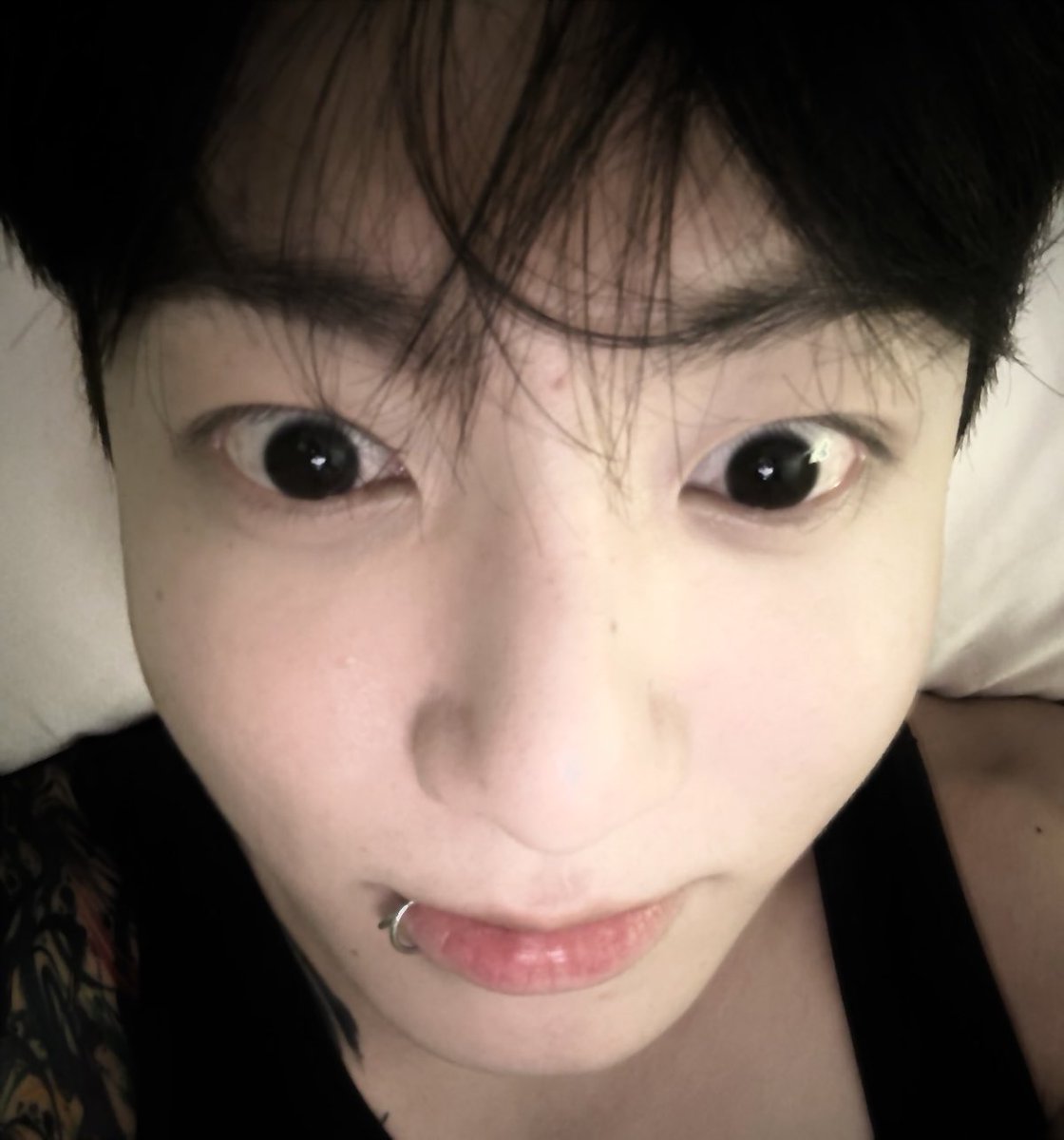 sara⁷ ★ is seeing bts tweet media