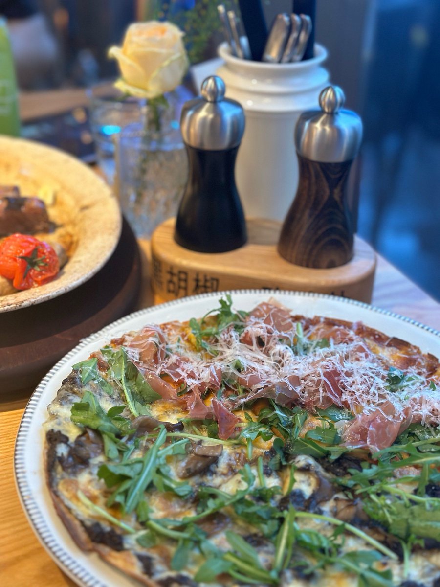 poulhooper tweet media