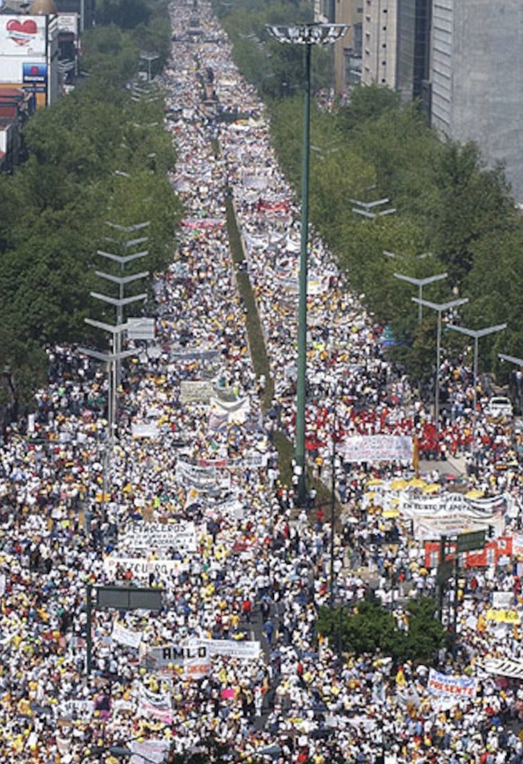 Alberto_Vanegas's tweet photo. A 21 años del desafuero, vale la pena decirlo sin rodeos: aquella maniobra fue el intento del régimen por impedir, por la vía institucional, que avanzara una transformación verdadera. Querían callar a @lopezobrador porque denunciaba el saqueo, la corrupción, el influyentismo y el modelo hecho para unos cuantos. Pero el desafuero terminó exhibiendo la hipocresía de los de arriba y también la enorme madurez política del pueblo de México. Desde entonces quedó sembrada una convicción profunda: la democracia no se mendiga, se defiende. Y eso es exactamente lo que hicimos millones en 2005. Por eso ese episodio no pertenece solo al pasado; explica el presente. La #CuartaTransformación  no nació de un arreglo cupular, nació de años de resistencia, agravios, organización y conciencia popular. ✨🇲🇽

#21AñosDesafuero #desafuero #AMLO
