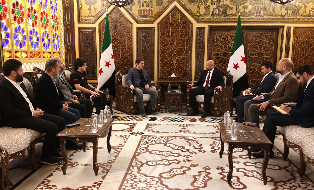 ihhafet's tweet photo. Şam’da Suriye Acil Durum ve Afet Yönetimi Bakanı Raed Al-Saleh’i ziyaret ederek kapsamlı bir görüşme gerçekleştirdik.

İHH Afet Yönetimi olarak; bütünleşik afet yönetimi yaklaşımı çerçevesinde, afetlere hazırlık, müdahale ve iyileştirme süreçlerinde iş birliğinin güçlendirilmesi, periyodik ve uygulamalı eğitim programlarının hayata geçirilmesi ve tam donanımlı arama kurtarma ekiplerinin kurulması konularında her türlü desteğe hazır olduğumuzu ifade ettik.

Görüşmede ayrıca, Suriye genelinde yerel kapasitenin artırılması amacıyla gönüllü arama kurtarma ekiplerinin yetiştirilmesi, ekiplerin teknik donanım ve operasyonel kabiliyetlerinin geliştirilmesi ile bilgi ve tecrübe paylaşımının sürdürülebilir hale getirilmesi konuları ele alındı.

Toplantıya İHH Genel Başkan Yardımcısı Emre Kaya, Yönetim Kurulu Üyesi Ömer Kars ve Suriye çalışmalarından sorumlu yöneticilerimiz katıldı.