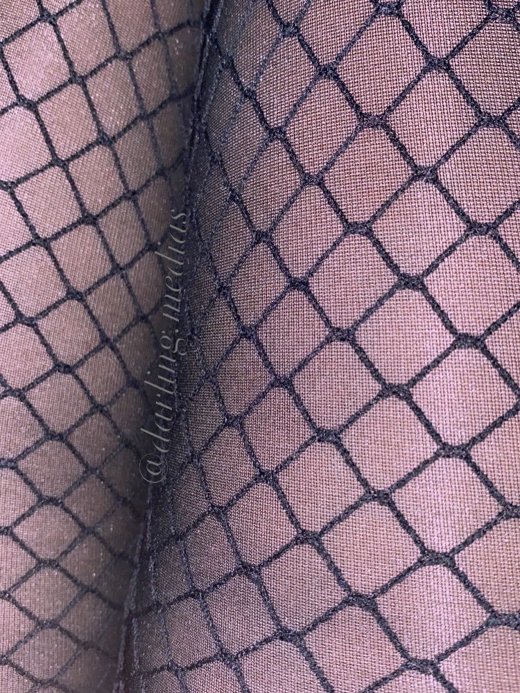 Worship my feet, thighs and butt 😈